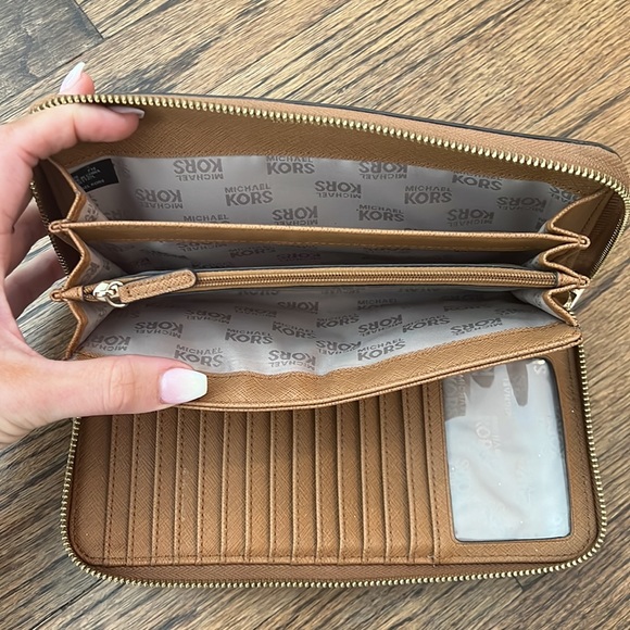 Michael Kors Wallet - Picture 3 of 4